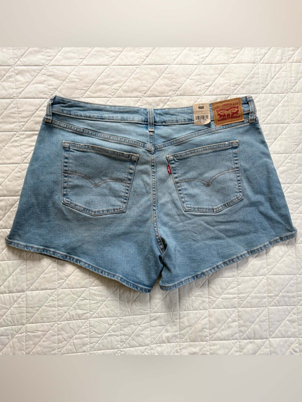 Levi's Premium A-Line Mid Rise Light Wash Denim Shorts - Size 34 NWT - Picture 6 of 9